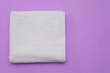 Renk arka plan üzerinde temiz yumuşak havlu