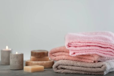 Mumlar yanan ile masada temiz katlanmış havlu