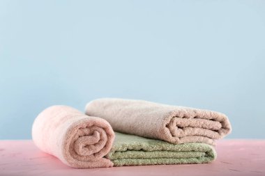 Açık renkli karşı masada temiz katlanmış havlu