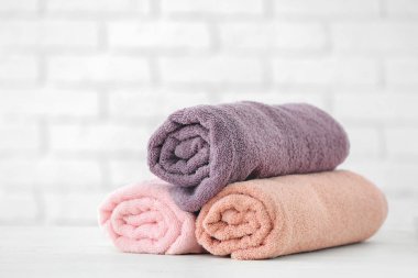 Beyaz duvara karşı masada temiz Rulo havlu