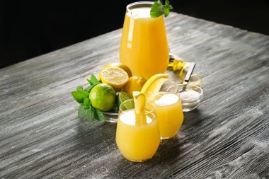 Gözlük ve ahşap masa taze limon suyu ile sürahi