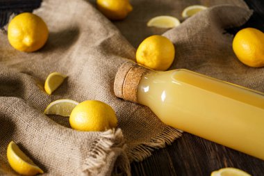 Ahşap masa taze limon suyu şişe