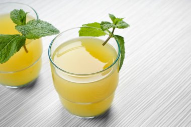 Bardak taze limon suyu Beyaz ahşap tablo