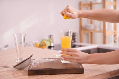 Kadın mutfakta taze limon suyu sıkma