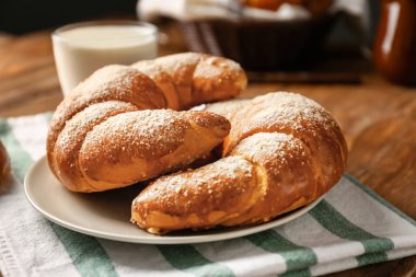 Ahşap masa üzerinde lezzetli taze hilal ile plaka rulo