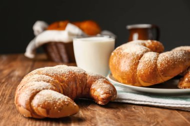 Ahşap masa üzerinde lezzetli taze hilal rulolar