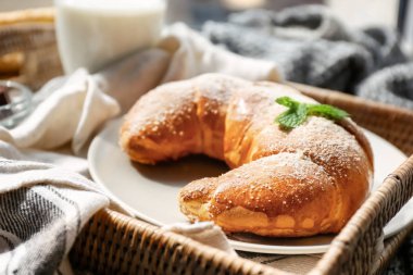 Hasır tepsi, closeup taze hilal rulo ile plaka