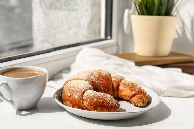 Pencere kakao içki bir lezzetli taze hilal rulo ve levha