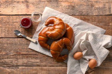 Lezzetli taze hilal ile tatlı reçel ahşap masa, üstten görünüm alır.
