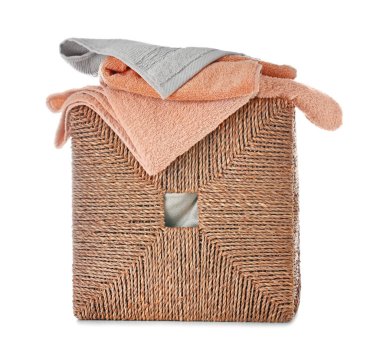 Hasır sepet beyaz arka plan üzerinde temiz havlu ile