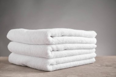 Tablo gri arka plan üzerinde beyaz temiz havlu yığını