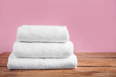 Ahşap masa renk arka plan üzerinde temiz yumuşak havlu yığını