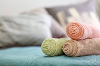 Yatakta temiz yumuşak havlu