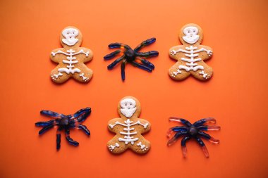 Cadılar Bayramı partisi renk arka plan üzerinde hazırlanan yaratıcı tanımlama bilgileri