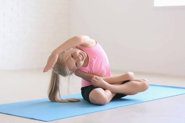 Liten Flicka Praktisera Yoga Inomhus — Stockfoto