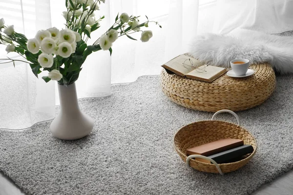 Cómodo Lugar Para Descansar Con Una Taza Libros Cerca Ventana —  Fotos de Stock