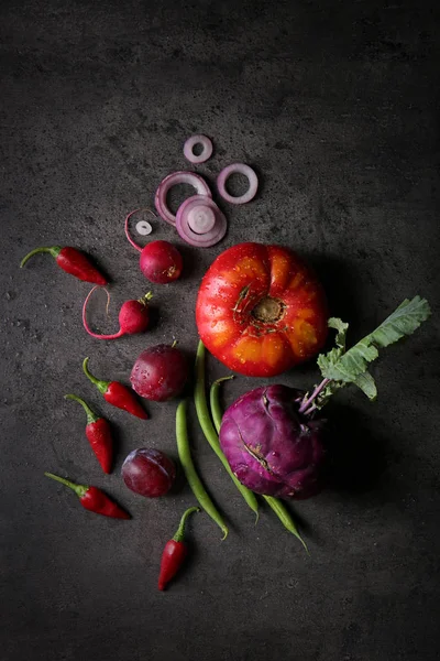 Плоская Композиция Различными Овощами Сливами Тёмном Фоне — стоковое фото