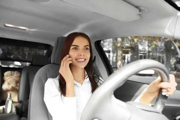 Jovem Empresária Falando Celular Carro — Fotografia de Stock