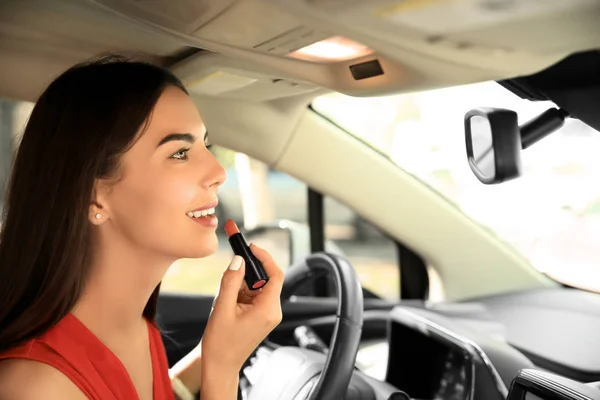 Jovem Mulher Aplicando Batom Assento Motorista Carro — Fotografia de Stock