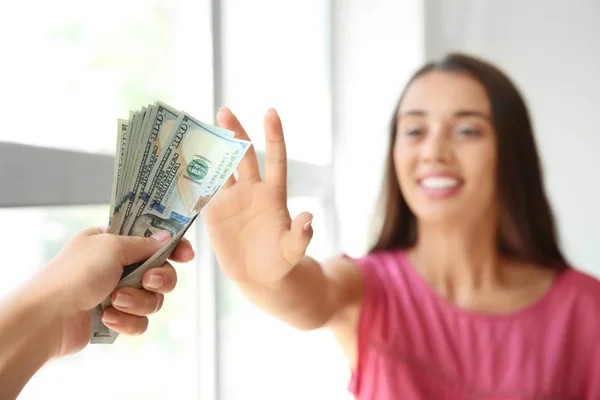 Jovem Feliz Esticando Mão Para Dinheiro Perto Janela — Fotografia de Stock