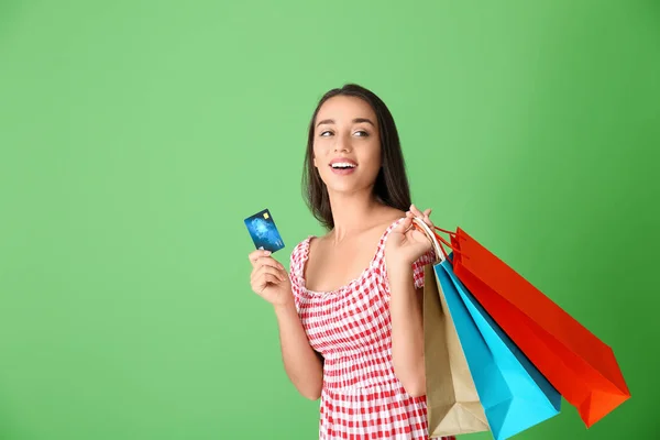 Gelukkig Jonge Vrouw Met Credit Card Boodschappentassen Kleur Achtergrond — Stockfoto