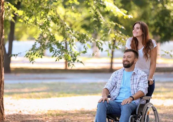 Jeune Homme Fauteuil Roulant Avec Femme Marchant Extérieur — Photo