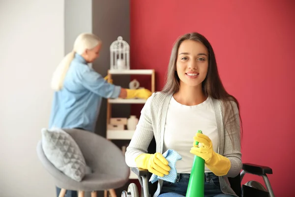 Jovem Cadeira Rodas Com Detergente Limpeza Pano Casa — Fotografia de Stock