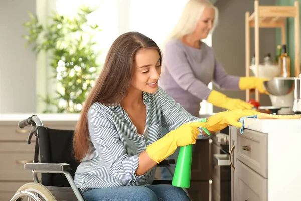 Jovem Mulher Cadeira Rodas Sua Mãe Limpeza Cozinha — Fotografia de Stock