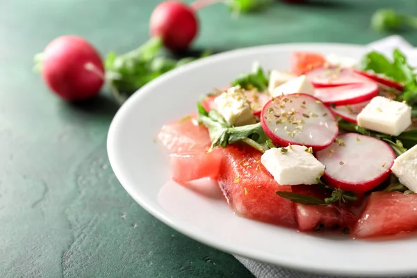 Plaat Met Heerlijke Watermeloen Salade Tafel Close — Stockfoto