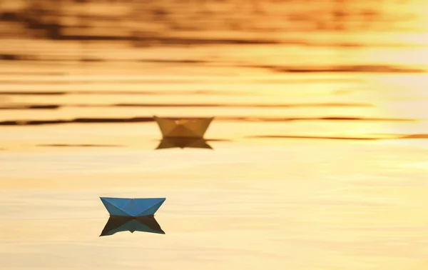 Origami Lodí Vodní Hladině Při Západu Slunce — Stock fotografie