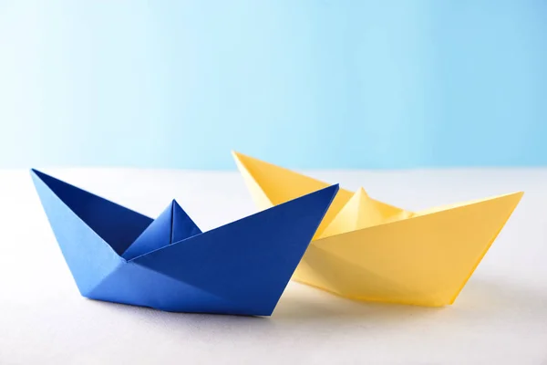 Barcos Origami Mesa Branca — Fotografia de Stock
