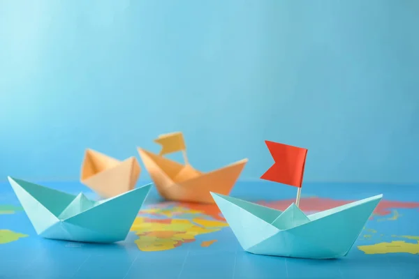 Origami Boats World Map Travel Concept — Stock Photo, Image