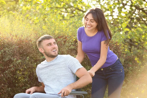 Jonge Man Een Rolstoel Zijn Vrouw Buitenshuis — Stockfoto