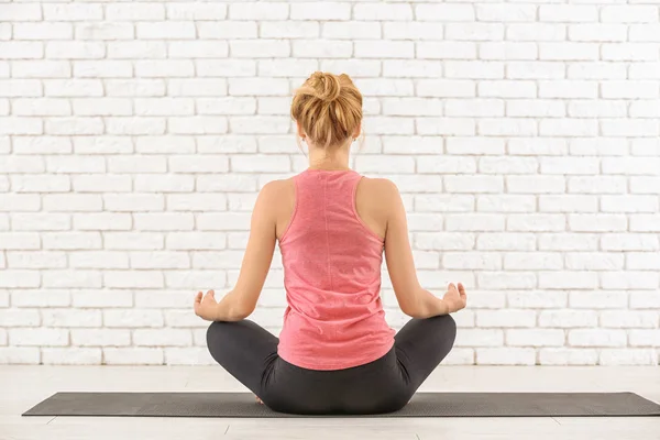 Mujer Joven Deportiva Meditando Esterilla Yoga Interiores — Foto de Stock