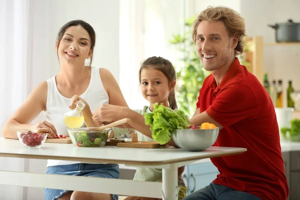 Gelukkig Familie Koken Samen Keuken — Stockfoto