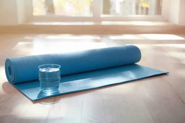 Stuoia Yoga Vetro Acqua Sul Pavimento All Interno — Foto Stock