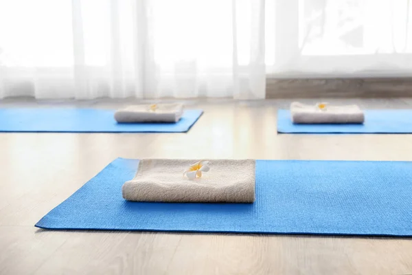Stuoie Yoga Con Morbidi Asciugamani Sul Pavimento Chiuso — Foto Stock