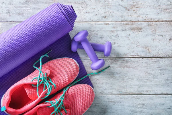 Tapis Yoga Avec Chaussures Sport Haltères Sur Fond Bois Clair — Photo