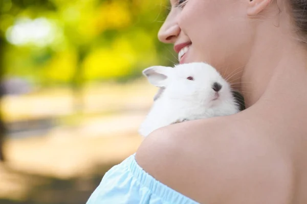 Hermosa Mujer Joven Con Lindo Conejo Aire Libre — Foto de Stock