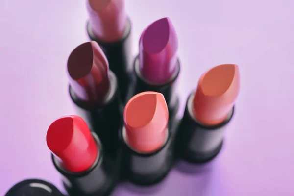 Lippenstift Van Verschillende Tinten Kleur Achtergrond Close — Stockfoto