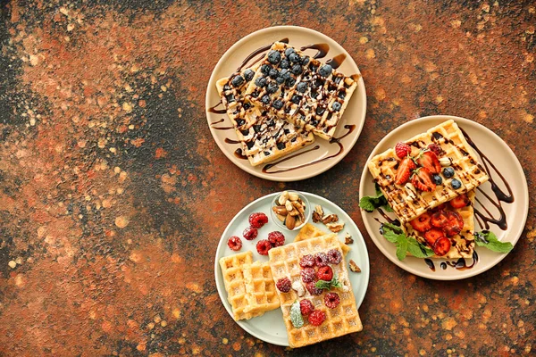 Leckere Waffeln Mit Beeren Auf Tellern Draufsicht — Stockfoto