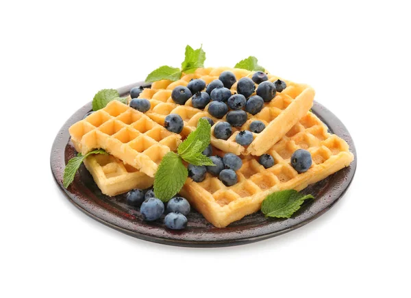 Beyaz zemin üzerinde bir yaban mersini ve lezzetli waffle ile plaka