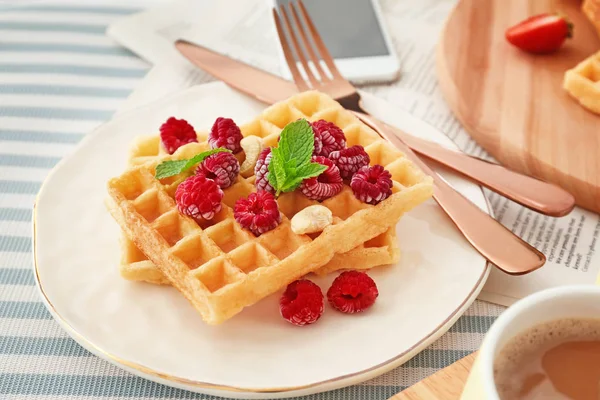 Assiette Avec Délicieuses Gaufres Framboises Sur Table Gros Plan — Photo