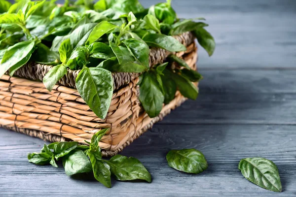 Cesta Vime Com Manjericão Verde Fresco Mesa Madeira — Fotografia de Stock