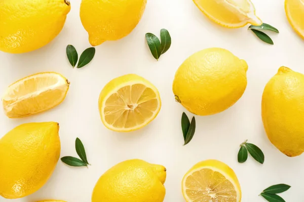 Limones Frescos Hojas Verdes Sobre Fondo Blanco Puesta Plana —  Fotos de Stock