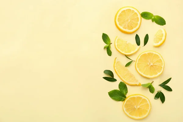 Fresh Lemon Slices Green Leaves Color Background Flat Lay — Stock Photo, Image