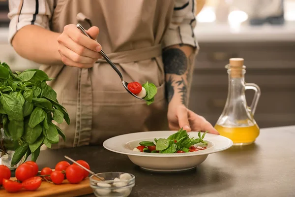 Donna Che Prepara Insalata Fresca Con Pomodori Basilico Tavola — Foto Stock