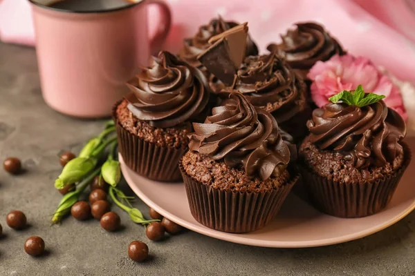 Plate Tasty Chocolate Cupcakes Table Closeup — Stock Photo, Image