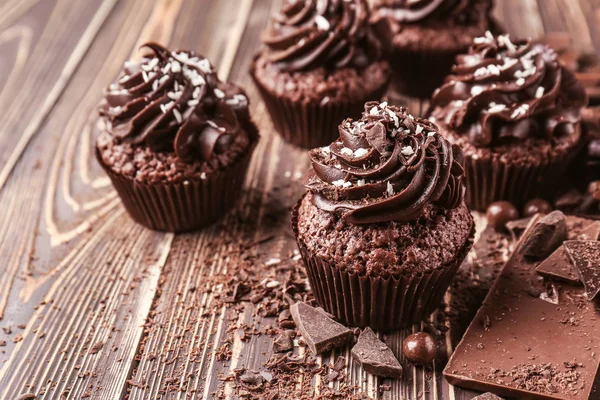 Sabrosos Cupcakes Trozos Barra Chocolate Mesa Madera — Foto de Stock