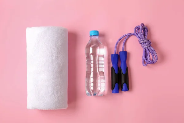 Asciugamano Morbido Pulito Con Corda Saltare Bottiglia Acqua Sfondo Colore — Foto Stock